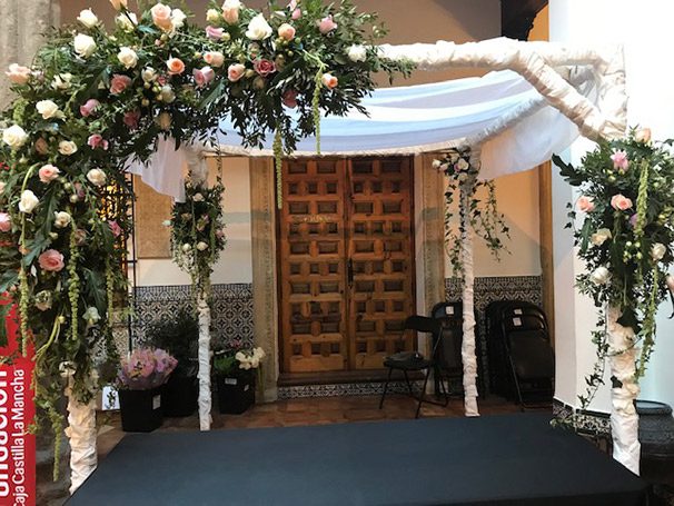 Jupá de la Escuela Española de Arte Floral, haciendo un guiño a una de las religiones que han dejado huella en la ciudad de las Tres Culturas, la judía