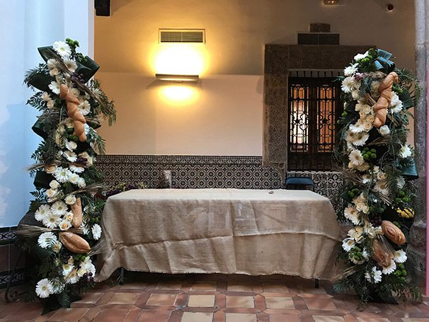 La Escuela de Artesanos Floristas de Aragón se inspiró para su decoración en símbolos del cristianismo como el pan, la espiga y la uva