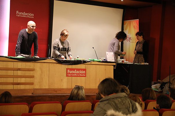 Taller "Prensado, secado de la flor natural y utilidades" con Guillermo Lasso, Esther Domínguez, Lorena Martín y Mª José Lope