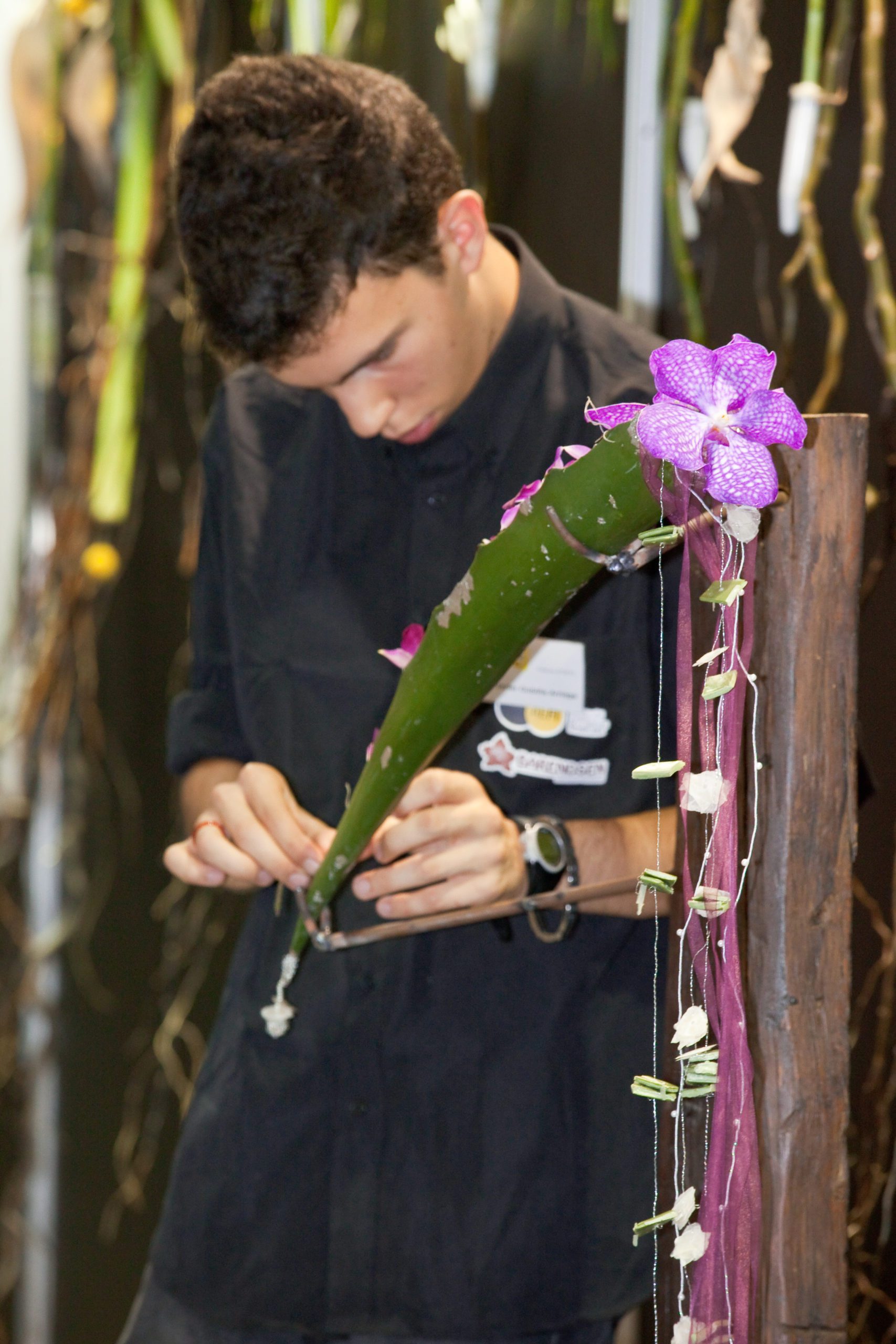 Nestor elaborando su ramo de novia